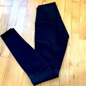 Black size 6 high-rise wonder under Lululemon leggings
